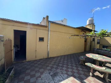 Casa con Local a metros de Avenida Alem!!!  Monte Grande.-