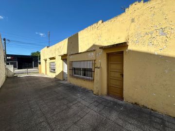 Casa con Local a metros de Avenida Alem!!!  Monte Grande.-