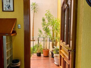 CASA EN PASEOS DE TAXQUEÑA EN CALLE CERRADA CON VIGILANCIA.