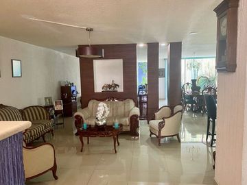 CASA EN PASEOS DE TAXQUEÑA EN CALLE CERRADA CON VIGILANCIA.