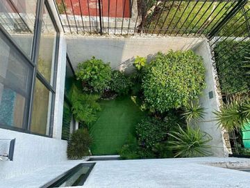 CASA EN PASEOS DE TAXQUEÑA EN CALLE CERRADA CON VIGILANCIA.