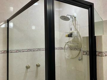CASA EN PASEOS DE TAXQUEÑA EN CALLE CERRADA CON VIGILANCIA.