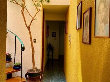 CASA EN PASEOS DE TAXQUEÑA EN CALLE CERRADA CON VIGILANCIA.