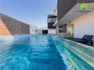CASA CON PISCINA FRENTE AL MAR EN URBANIZACIÓN MARINA BLUE - MANTA