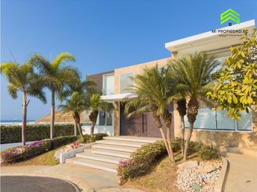 CASA CON PISCINA FRENTE AL MAR EN URBANIZACIÓN MARINA BLUE - MANTA
