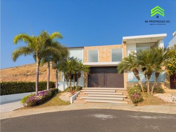 CASA CON PISCINA FRENTE AL MAR EN URBANIZACIÓN MARINA BLUE - MANTA