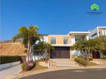 CASA CON PISCINA FRENTE AL MAR EN URBANIZACIÓN MARINA BLUE - MANTA