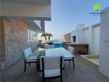 CASA CON PISCINA FRENTE AL MAR EN URBANIZACIÓN MARINA BLUE - MANTA