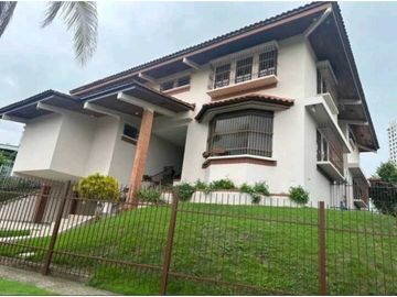 CASA  DUPLEX  EN  ALTOS DEL GOLF  EN LOMA  ALEGRE 5REC 4.5B 450M2