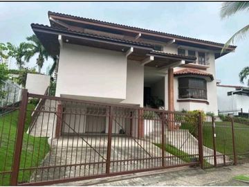 CASA  DUPLEX  EN  ALTOS DEL GOLF  EN LOMA  ALEGRE 5REC 4.5B 450M2