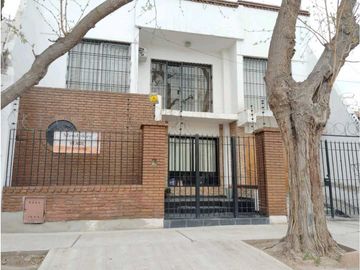 VENTA CASA 2 PLANTAS- B° JARDIN TRAPICHE, ZONA PRIVILEGIADA GODOY CRUZ