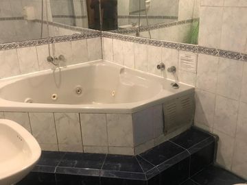 Hotel de 34 habitaciones con baño privado en Santiago Centro