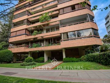 Amplio departamento en excelente barrio residencial de providencia en calle Luis Thayer Ojeda