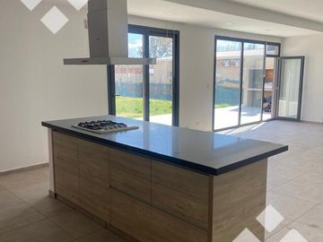 Venta casa 3 dormitorios, nivel gerencia, Cipolleti, B° Plaza Pueblo