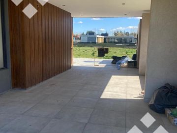 Venta casa 3 dormitorios, nivel gerencia, Cipolleti, B° Plaza Pueblo