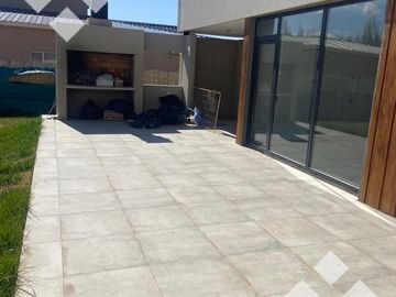 Venta casa 3 dormitorios, nivel gerencia, Cipolleti, B° Plaza Pueblo