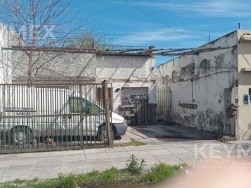 Casa a reciclar con parque en lote propio en Ramos Mejía