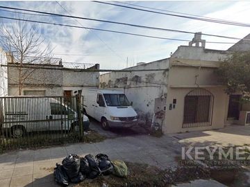 Casa a reciclar con parque en lote propio en Ramos Mejía
