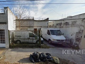 Casa a reciclar con parque en lote propio en Ramos Mejía