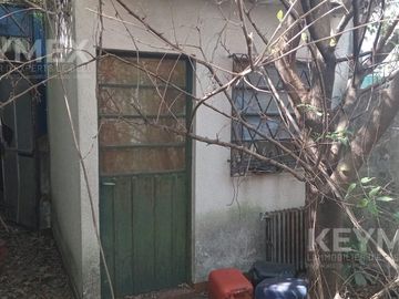Casa a reciclar con parque en lote propio en Ramos Mejía