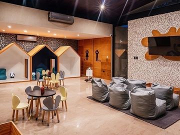 CASA DE 5 RECÁMARAS CON RECÁMARA EN PLANTA BAJA, DENTRO DE COTO NORTE DE MÉRIDA,