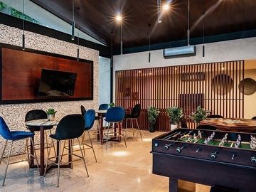 CASA DE 5 RECÁMARAS CON RECÁMARA EN PLANTA BAJA, DENTRO DE COTO NORTE DE MÉRIDA,