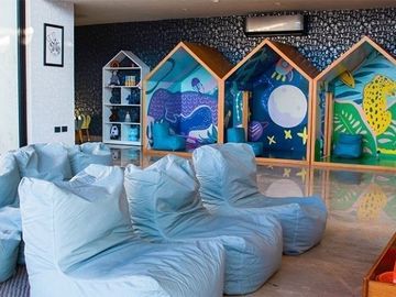 CASA DE 5 RECÁMARAS CON RECÁMARA EN PLANTA BAJA, DENTRO DE COTO NORTE DE MÉRIDA,