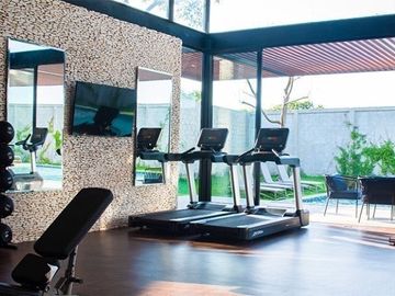 CASA DE 5 RECÁMARAS CON RECÁMARA EN PLANTA BAJA, DENTRO DE COTO NORTE DE MÉRIDA,