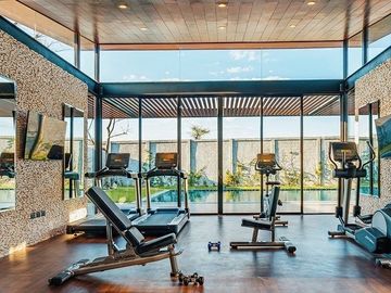 CASA DE 5 RECÁMARAS CON RECÁMARA EN PLANTA BAJA, DENTRO DE COTO NORTE DE MÉRIDA,