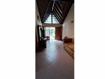 VENDO CHALET 4 AMBIENTES, TOMA PERMUTA