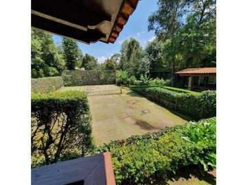 CASA EN VENTA EN AVNDARO
