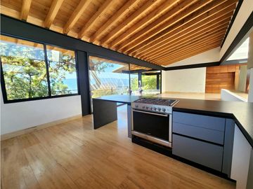 CASA EN VENTA CON VISTA AL LAGO EN VALLE DE BRAVO