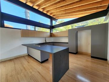 CASA EN VENTA CON VISTA AL LAGO EN VALLE DE BRAVO