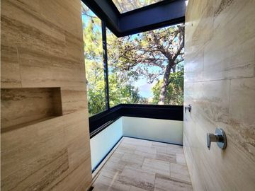 CASA EN VENTA CON VISTA AL LAGO EN VALLE DE BRAVO