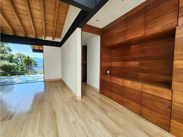 CASA EN VENTA CON VISTA AL LAGO EN VALLE DE BRAVO