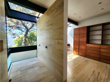 CASA EN VENTA CON VISTA AL LAGO EN VALLE DE BRAVO