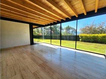 CASA EN VENTA CON VISTA AL LAGO EN VALLE DE BRAVO