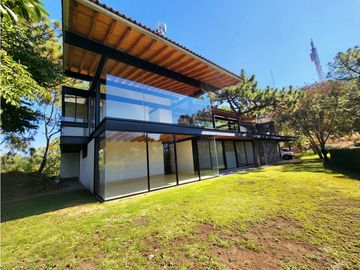 CASA EN VENTA CON VISTA AL LAGO EN VALLE DE BRAVO