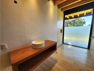 CASA EN VENTA CON VISTA AL LAGO EN VALLE DE BRAVO