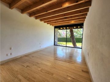 CASA EN VENTA CON VISTA AL LAGO EN VALLE DE BRAVO
