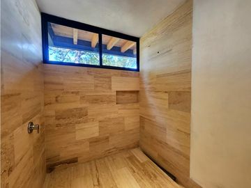 CASA EN VENTA CON VISTA AL LAGO EN VALLE DE BRAVO