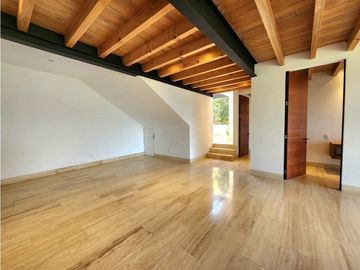 CASA EN VENTA CON VISTA AL LAGO EN VALLE DE BRAVO
