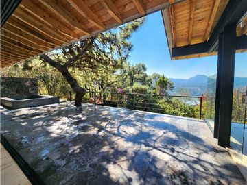 CASA EN VENTA CON VISTA AL LAGO EN VALLE DE BRAVO