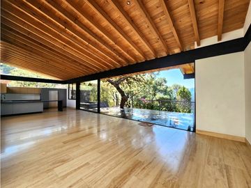 CASA EN VENTA CON VISTA AL LAGO EN VALLE DE BRAVO