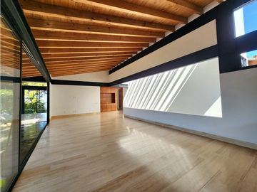 CASA EN VENTA CON VISTA AL LAGO EN VALLE DE BRAVO