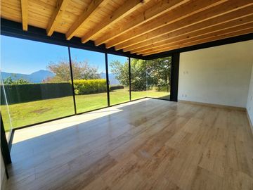 CASA EN VENTA CON VISTA AL LAGO EN VALLE DE BRAVO