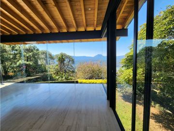 CASA EN VENTA CON VISTA AL LAGO EN VALLE DE BRAVO