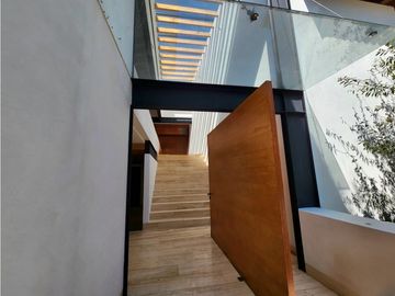 CASA EN VENTA CON VISTA AL LAGO EN VALLE DE BRAVO