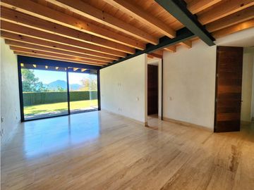 CASA EN VENTA CON VISTA AL LAGO EN VALLE DE BRAVO