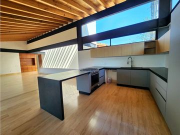 CASA EN VENTA CON VISTA AL LAGO EN VALLE DE BRAVO